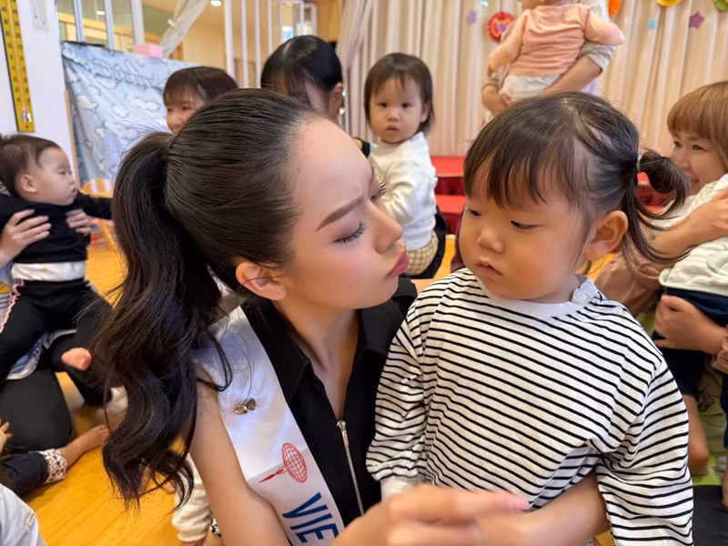 Huỳnh Thị Thanh Thủy đang tạm lọt top 12 cuộc bình chọn. Ban tổ chức cho biết, 3 thí sinh có lượt bình chọn cao nhất từ 3 cụm khu vực (gồm châu Á và châu Đại Dương, châu Phi và châu Âu, Bắc/Nam Mỹ và Caribe) sẽ được đặc cách vào top 20. Cuộc bình chọn sẽ đóng vào lúc 13h (giờ Việt Nam) ngày 12/11. Ảnh: FB Thanh Thủy.