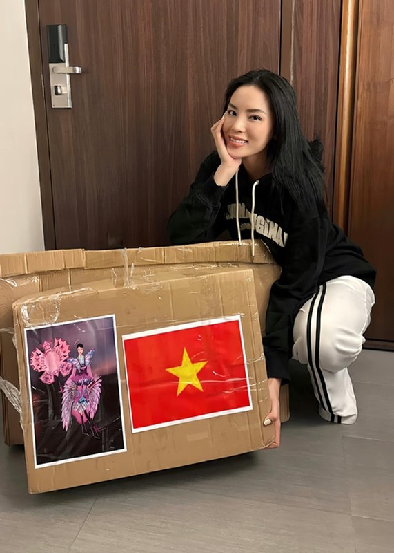 Hành lý chứa trang phục dân tộc của Hoa hậu Kỳ Duyên đã bị một người cầm nhầm. Sau 1 ngày thất lạc hành lý, đại diện Việt Nam đã tìm thấy. Ê-kíp của Kỳ Duyên từng tính đến phương án gửi hỏa tốc trang phục dân tộc sang Mexico. Ảnh: FB Kỳ Duyên.