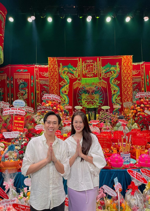 Nam diễn viên và vợ kém 12 tuổi cùng dự lễ cúng Tổ nghiệp. Ảnh: FB Anh Đức.