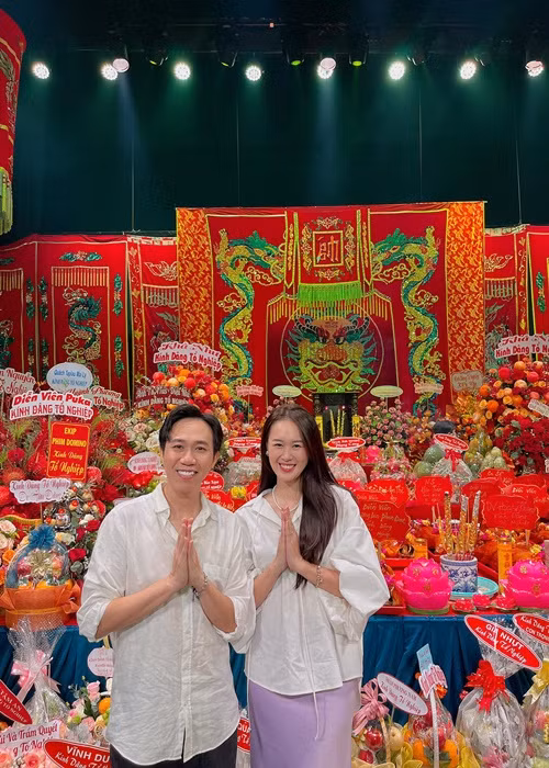 Nam diễn viên và vợ kém 12 tuổi cùng dự lễ cúng Tổ nghiệp. Ảnh: FB Anh Đức.