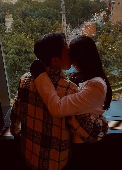 Cặp đôi diễn viên dành cho nhau không ít lời ngọt ngào. "Năm nay là 1 năm đáng nhớ nhất trong cuộc đời tôi và em là món quà to lớn nhất của tôi. Sẽ cùng cười với nhau suốt nhé", Anh Đức nhắn nhủ Quỳnh Anh. Ảnh: FB Quỳnh Anh.