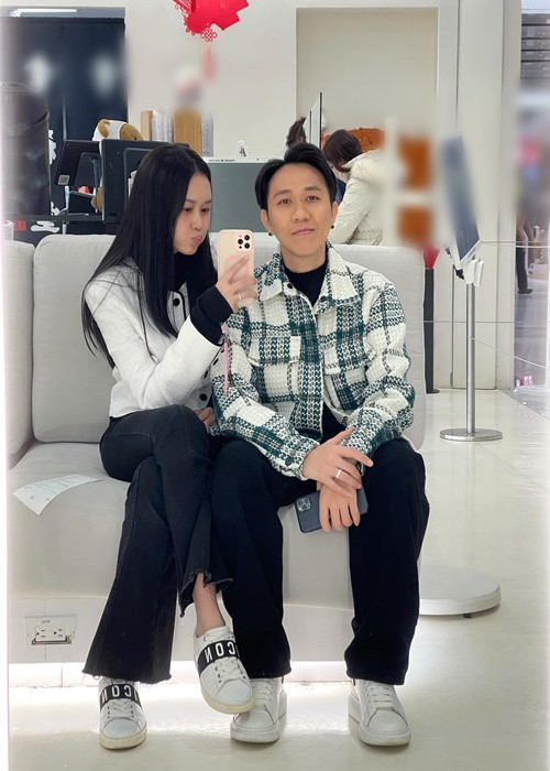 "Hy vọng chồng vẫn luôn thủ thỉ, chia sẻ với em về những hoài bão của anh, hy vọng anh luôn kiên cường và mạnh mẽ để yêu em cả đời nhé", nữ diễn viên phim Mai viết. Ảnh: FB Anh Đức.