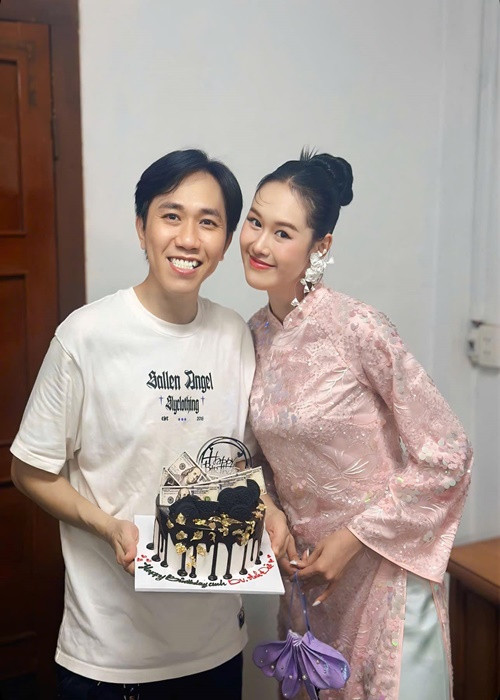 Anh Đức làm trợ lý công việc cho Quỳnh Anh. Ảnh: FB Anh Đức.