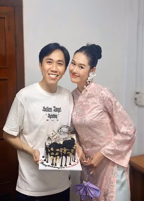 Anh Đức làm trợ lý công việc cho Quỳnh Anh. Ảnh: FB Anh Đức.