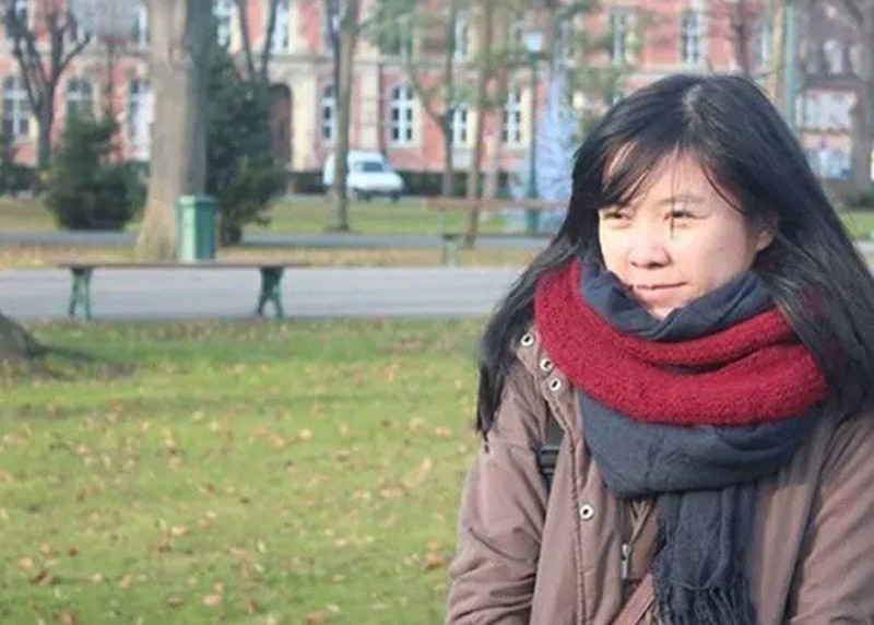 Theo Gia Đình và Xã Hội, con gái Tạ Bích Loan từ nhỏ đã có năng khiếu về bộ môn kịch nói và biểu diễn bằng tiếng Pháp. Sau khi tốt nghiệp THPT, Ly Na sang Pháp học tập để trở thành đạo diễn điện ảnh. Sau thời gian học tập tại Pháp, con gái của Tạ Bích Loan về nước. Ảnh: Người Đưa Tin.