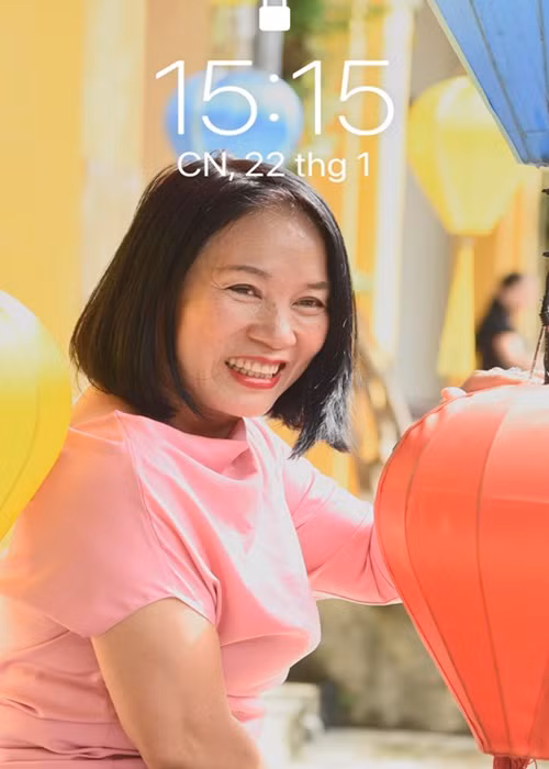 Nhà báo Tạ Bích Loan rất kín tiếng về đời tư. Theo VTV, chồng nhà báo Tạ Bích Loan họ Khuất, là người Việt 100%. Cả hai kết hôn khi còn là nghiên cứu sinh ở Nga. Tạ Bích Loan sinh con gái đầu lòng Ly Na năm 1992 rồi cùng chồng trở về Việt Nam sinh sống. Năm 2009, cô sinh cậu con trai thứ hai tên Minh Hoàng. Ảnh: FB Tạ Bích Loan.