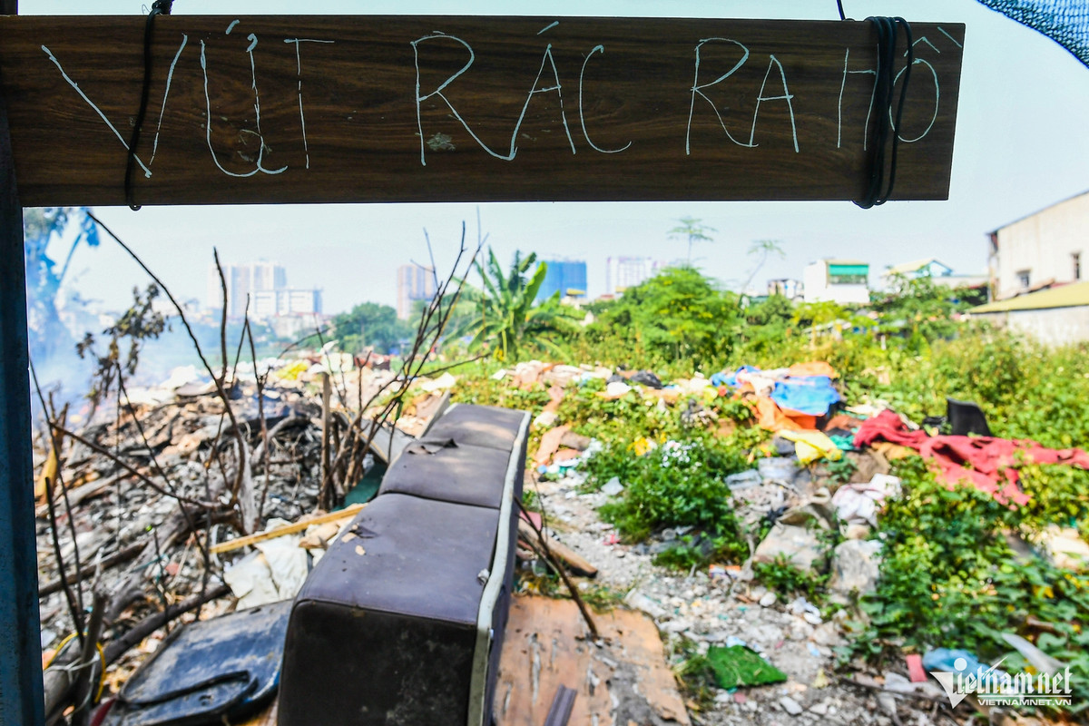 Thậm chí, xuất hiện cả tấm biển "vứt rác ra hồ" viết tay được treo trong ngõ 364 Giải Phóng, cho phép cư dân tại đây vứt rác thải. Theo ông Trần Văn Hoàng, người dân sinh sống gần khu vực này, tình trạng đổ phế liệu, rác thải ra hồ đã diễn ra nhiều năm, dân ở đây không rõ ai làm. Tuy nhiên nhiều người tiện thay thường xuyên vứt rác sinh hoạt ra đây khiến tình trạng ô nhiễm kéo dài quá lâu.