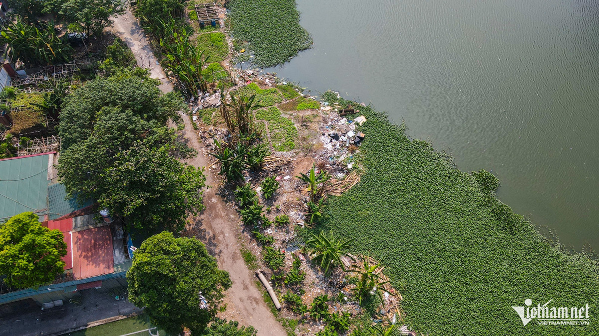 Những bãi phế thải lấn ra hồ trong ngõ 175 Định Công có thể thấy rất rõ. Đá vụn, rác thải được tập kết tại nhiều điểm ven đầm.
