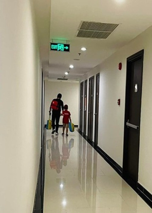 Dịp Valentine 2022, Lê Bê La khoe chồng yêu thương con riêng của cô. Nữ diễn viên viết: "Cảm ơn anh đã yêu và chăm sóc gia đình mình một cách tốt nhất. Cảm ơn anh đã là ông bố tuyệt vời, đã thương và lấp đầy những khoảng trống cho con trai Khai Tâm. Vợ biết ơn anh. Cả nhà thương bố rất nhiều. P/s: Ngày đầu con đến lớp".