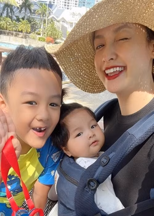 Lê Bê La có cuộc sống bình yên bên chồng con.