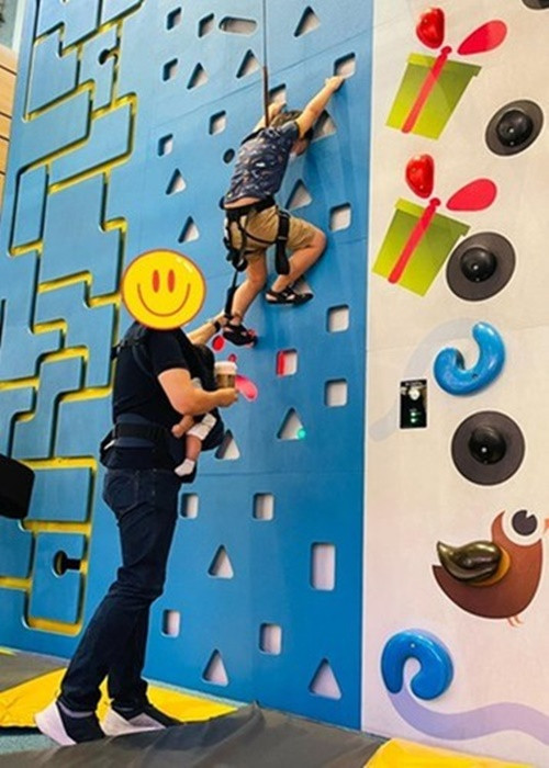 Chồng Lê Bê La không rời mắt khỏi con trai riêng của nữ diễn viên khi cậu nhóc tập leo núi.