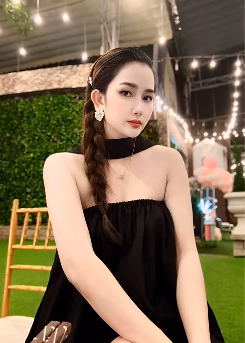 Người đẹp sinh năm 1995 chuyển sang kinh doanh ẩm thực, nha khoa, homestay.