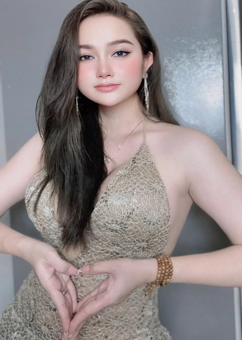 Huỳnh Như đẹp hút mắt với đôi "gò bồng đảo" căng đầy.