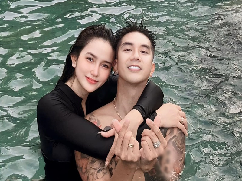 Khi được một fan hỏi: "Nếu một ngày chị thấy Khánh Đơn đi cùng cô gái khác thì sao?", Huỳnh Như cho hay: "Cuộc sống anh chị, cám dỗ không chỉ đến với anh Đơn, chị chỉ lo bản thân mình sa ngã còn anh Đơn cái gì cũng trải qua hết rồi, anh tự đong đếm được những điều nên và không nên trong đời mình".