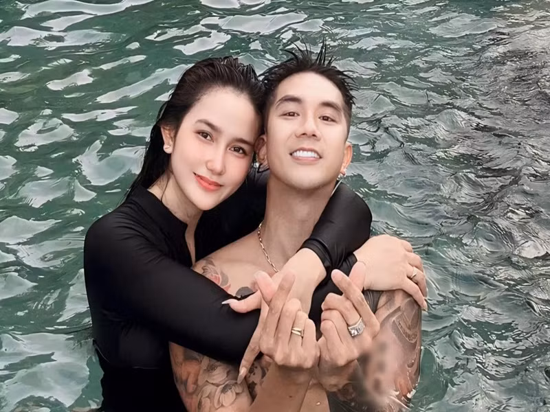 Khi được một fan hỏi: "Nếu một ngày chị thấy Khánh Đơn đi cùng cô gái khác thì sao?", Huỳnh Như cho hay: "Cuộc sống anh chị, cám dỗ không chỉ đến với anh Đơn, chị chỉ lo bản thân mình sa ngã còn anh Đơn cái gì cũng trải qua hết rồi, anh tự đong đếm được những điều nên và không nên trong đời mình".