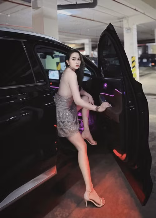 Vợ kém 8 tuổi của Khánh Đơn mặc váy ngắn, cổ yếm khoe chân nuột nà, lưng trần gợi cảm.