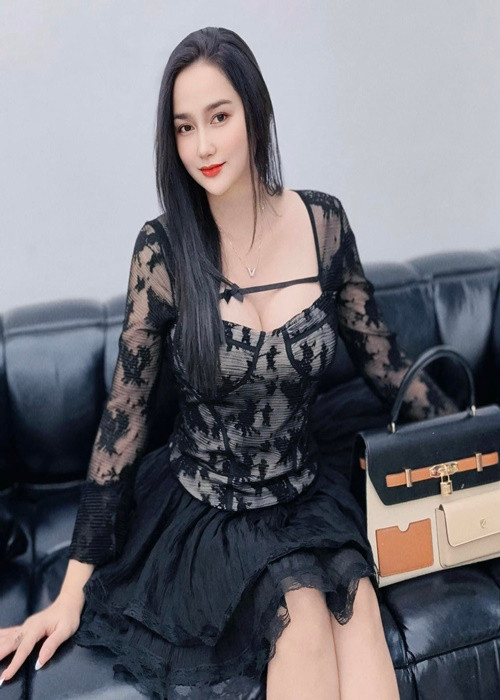 Vợ Khánh Đơn ngày càng ăn mặc gợi cảm sau 2 lần sinh nở.