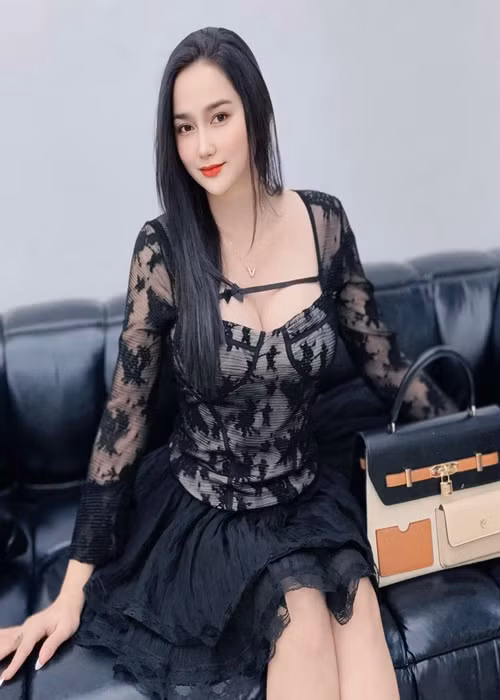 Vợ Khánh Đơn ngày càng ăn mặc gợi cảm sau 2 lần sinh nở.