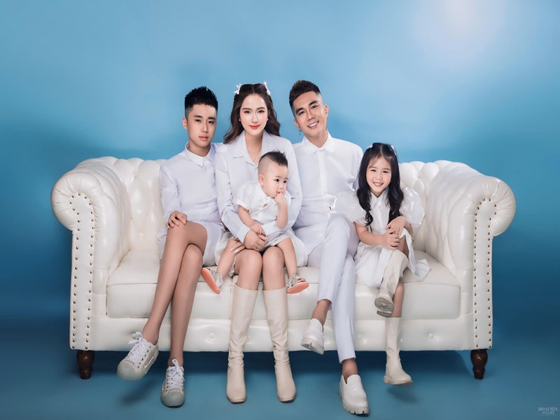 Huỳnh Như yêu thương bé Đông Đông - con riêng của Khánh Đơn. “Bé Đông Đông gọi Như là mẹ, tình cảm giữa hai mẹ con Như rất tốt, con cũng ra dáng anh lớn trong nhà, biết nhường nhịn, có gì đồ chơi đẹp hay quà bánh ngon đều chia phần cho em nhỏ”, Huỳnh Như chia sẻ trong cuộc phỏng vấn với Người Đưa Tin.