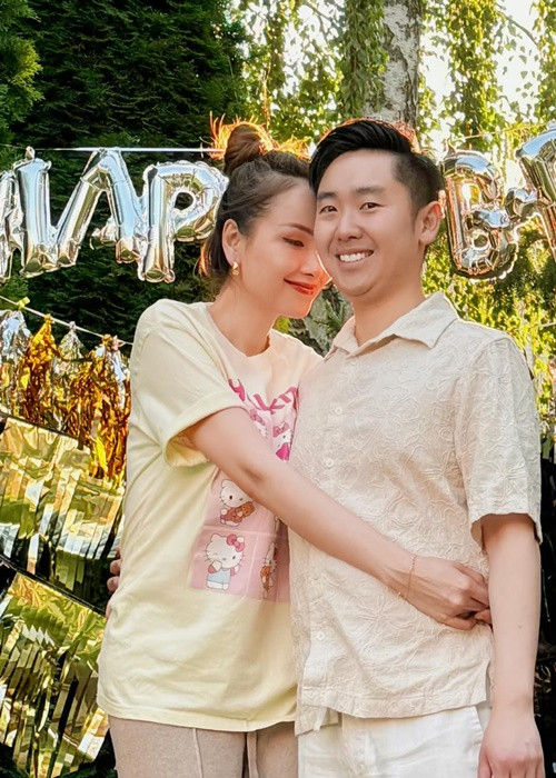 Nàng hậu tình tứ bên chồng kém tuổi trong bữa tiệc sinh nhật.