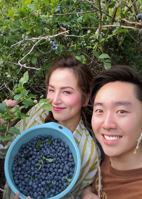 Vợ chồng nàng hậu quấn quýt không rời khi đi chơi, tham gia sự kiện.