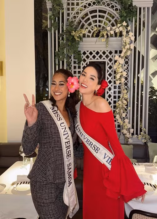 Đại diện Việt Nam thân thiết với cô bạn cùng phòng - đại diện Samoa. Ảnh: FB Kỳ Duyên.