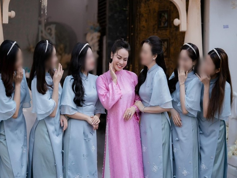 Tháng 3/2024, Nhật Kim Anh phủ nhận chuyện tổ chức đám cưới lần 2. "Em tiễn nhỏ em của em về nhà chồng mà mấy nay anh chị trên mạng nói là em đi lấy chồng. Em nhìn đám cưới em cũng nôn lắm đó chứ. Nhưng thôi chừng nào duyên tới rồi chạy tiếp", Nhật Kim Anh cho hay. Ảnh: FB Nhật Kim Anh.