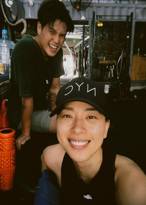 Anh làm huấn luyện viên gym, lái xe mô tô cho vợ.