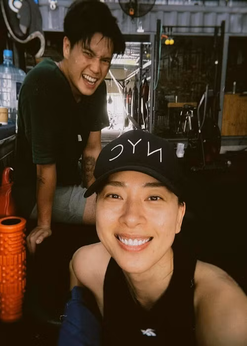 Anh làm huấn luyện viên gym, lái xe mô tô cho vợ.