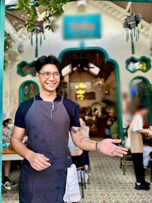 Huy Trần vui vẻ đón tiếp các thực khách.