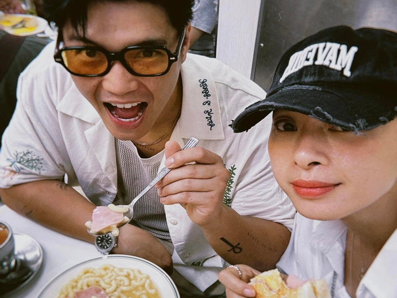 Cô viết: "Cảm ơn chồng đã và đang là người đàn ông tuyệt vời trên mọi mặt trận, địa hình và vị thế. Làm cho vợ luôn cảm thấy rất may mắn và hạnh phúc với những ngày tháng ta bên nhau. Cảm ơn chồng đã luôn yêu thương và chiều chuộng lẫn chịu đựng vợ ở mọi tình huống....".