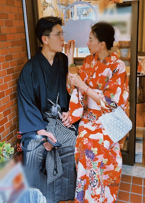 Khoảnh khắc nàng đả nữ chăm sóc chồng kém 11 tuổi.