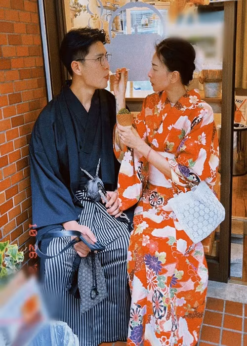 Khoảnh khắc nàng đả nữ chăm sóc chồng kém 11 tuổi.