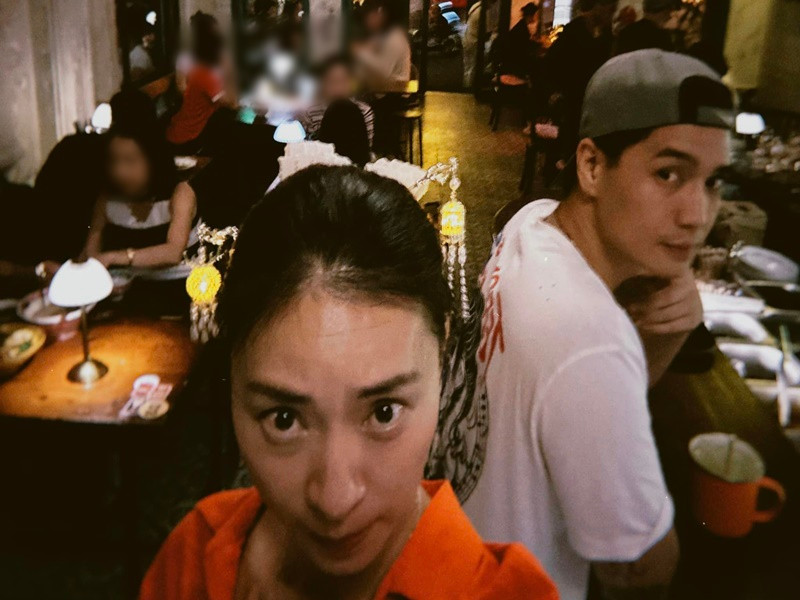 Chồng kém 11 tuổi của Ngô Thanh Vân làm nhiều công việc khác ở quán ăn như thu ngân, phục vụ.