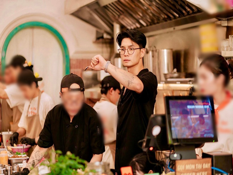 Huy Trần tất bật làm quản lý ở quán ăn.