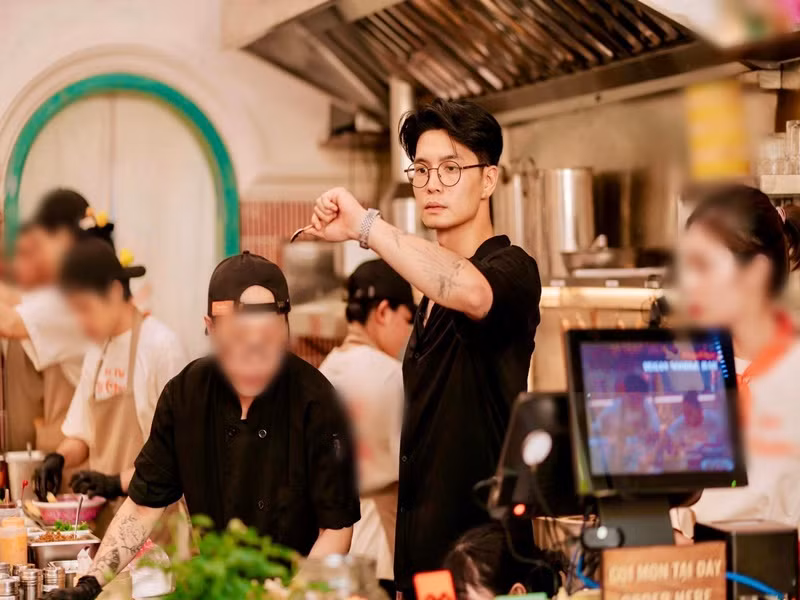 Huy Trần tất bật làm quản lý ở quán ăn.