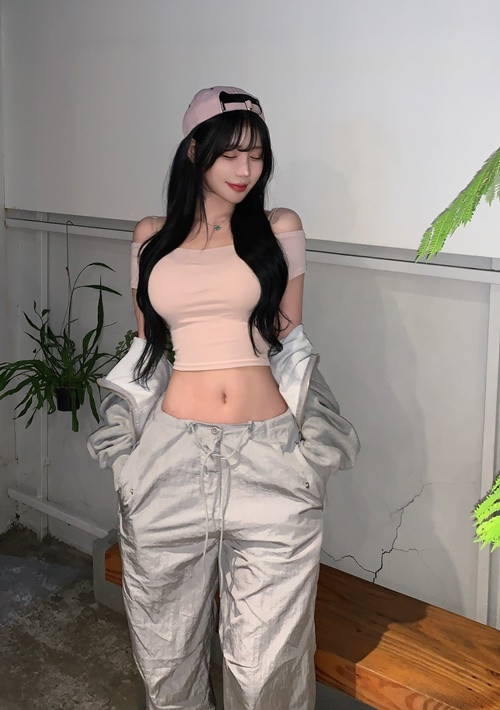 Sở hữu đường cong nuột nà, Arome tự tin mặc hở bạo.