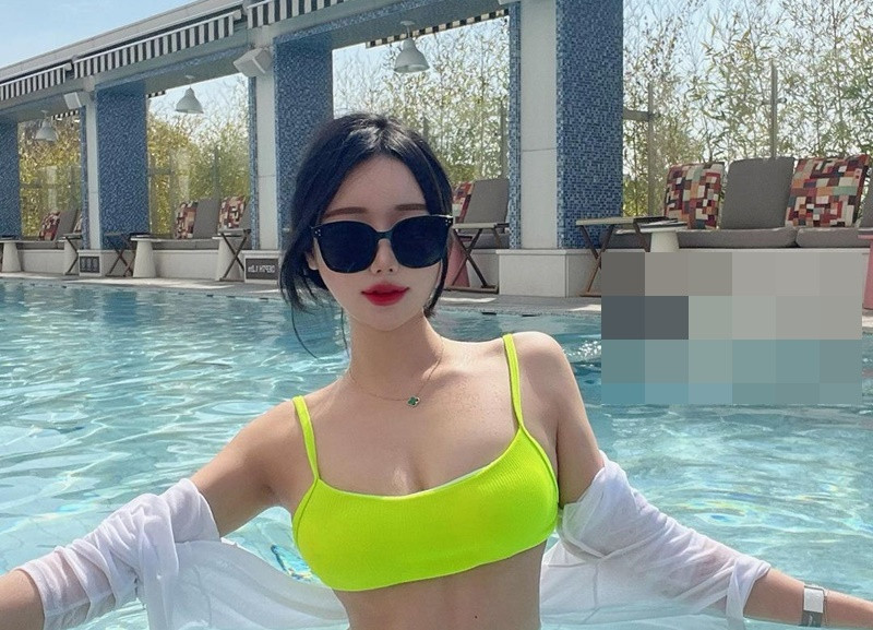 Theo Sohu, Arome có vóc dáng đồng hồ cát săn chắc, quyến rũ.