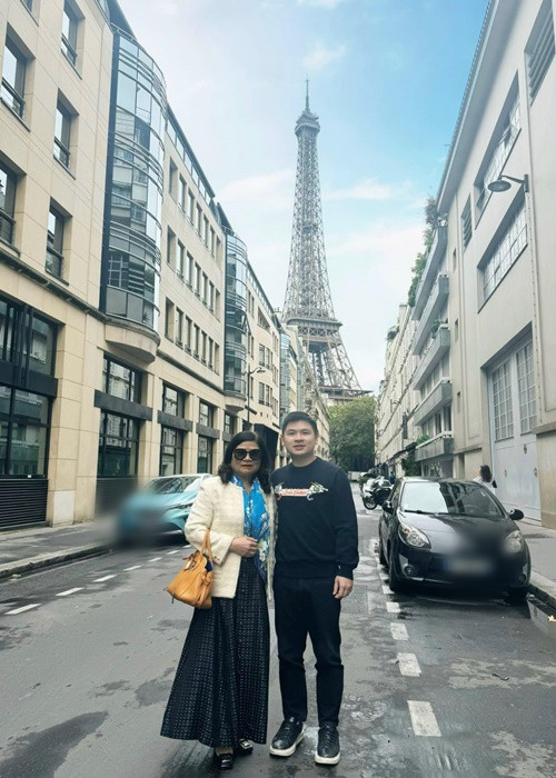 Đỗ Vinh Quang và mẹ ruột đi du lịch riêng. Ảnh: FB Đỗ Vinh Quang.