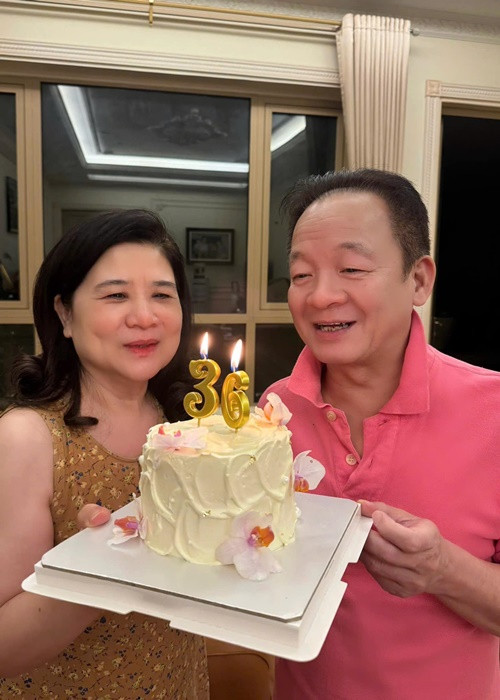 Là mẹ chồng của Hoa hậu Đỗ Mỹ Linh, bà Thanh Hòa luôn gây chú ý mỗi khi xuất hiện. Ảnh: FB Đỗ Vinh Quang.