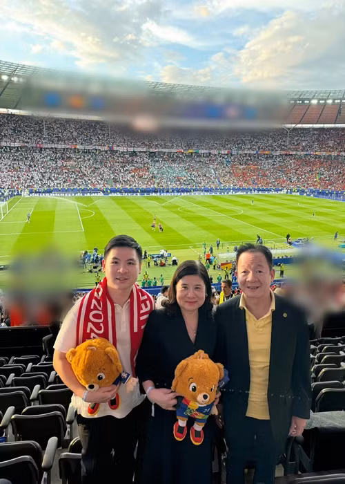 Mẹ chồng Đỗ Mỹ Linh cũng đam mê xem bóng đá. Ảnh: FB Đỗ Vinh Quang.