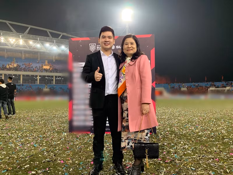 Mẹ chồng Đỗ Mỹ Linh thường xuyên đi du lịch cùng con trai út - Đỗ Vinh Quang. Ảnh: FB Đỗ Vinh Quang.