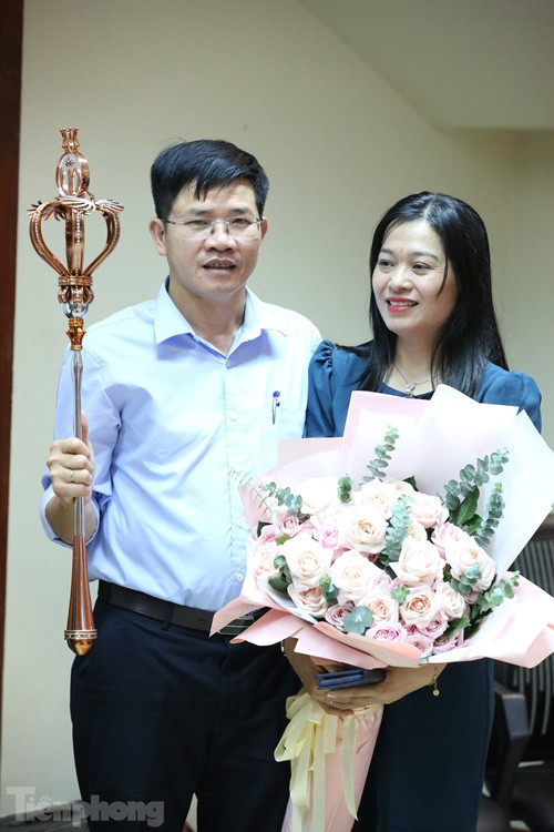 Bố mẹ Thanh Thủy vui mừng khi nàng hậu đăng quang Hoa hậu Việt Nam 2022. Ảnh: Tiền Phong.