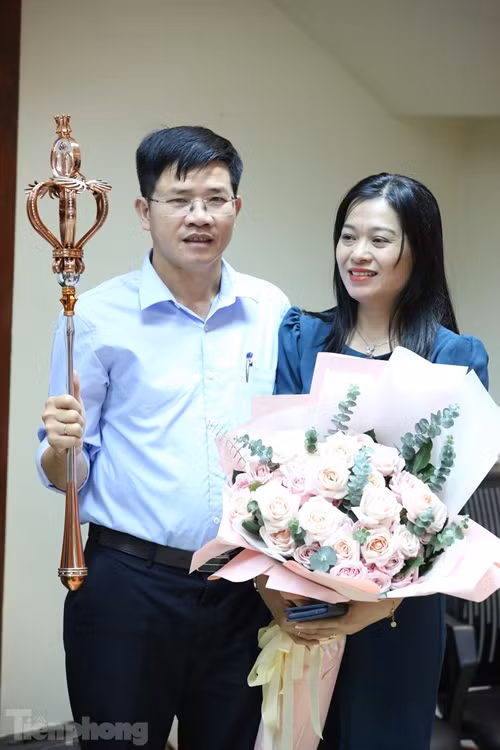 Bố mẹ Thanh Thủy vui mừng khi nàng hậu đăng quang Hoa hậu Việt Nam 2022. Ảnh: Tiền Phong.