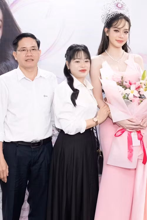 Bà Thảo chia sẻ trên Tiền Phong, từ sau Hoa hậu Việt Nam 2022, Thanh Thủy ý thức được trách nhiệm của một hoa hậu nên luôn làm việc, tham gia các hoạt động một cách nghiêm túc, chu đáo nhất. Ảnh: Người Đưa Tin.