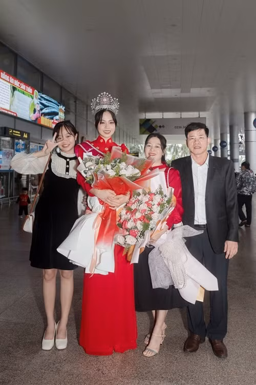 Ngoài ra, Thanh Thủy còn muốn đỡ đần bố mẹ việc chăm lo em gái học hành. Ảnh: Người Đưa Tin.