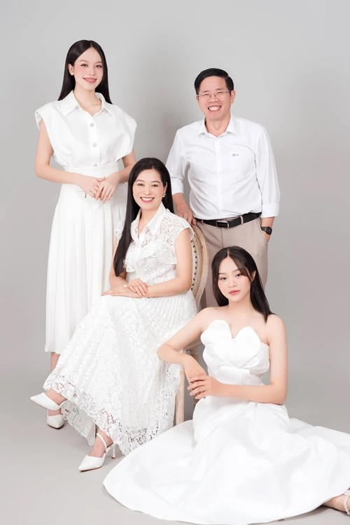 Bố Hoa hậu Quốc tế Thanh Thủy tên Huỳnh Khúc Dương còn mẹ người đẹp tên Trần Thị Thảo. Ảnh: FB Thanh Thủy.