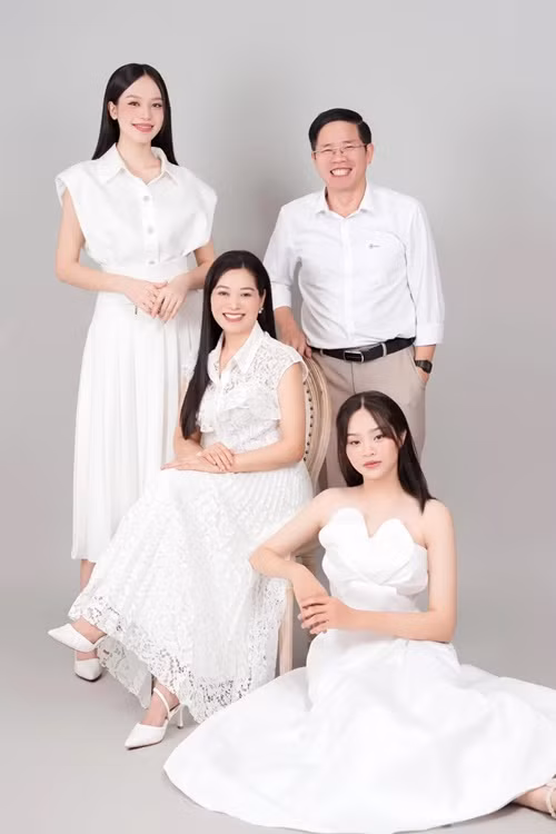 Bố Hoa hậu Quốc tế Thanh Thủy tên Huỳnh Khúc Dương còn mẹ người đẹp tên Trần Thị Thảo. Ảnh: FB Thanh Thủy.