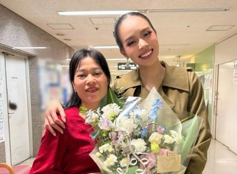 Thanh Thủy từng chia sẻ, cô luôn muốn báo hiếu bố mẹ. Nàng hậu thường dùng tiền tiết kiệm để mua đồ tặng bố mẹ. Sau này, Thanh Thủy muốn mua nhà mới hoặc sửa sang lại nhà cửa cho bố mẹ, đưa cả hai đi du lịch nhiều nơi. Ảnh: Tiền Phong.