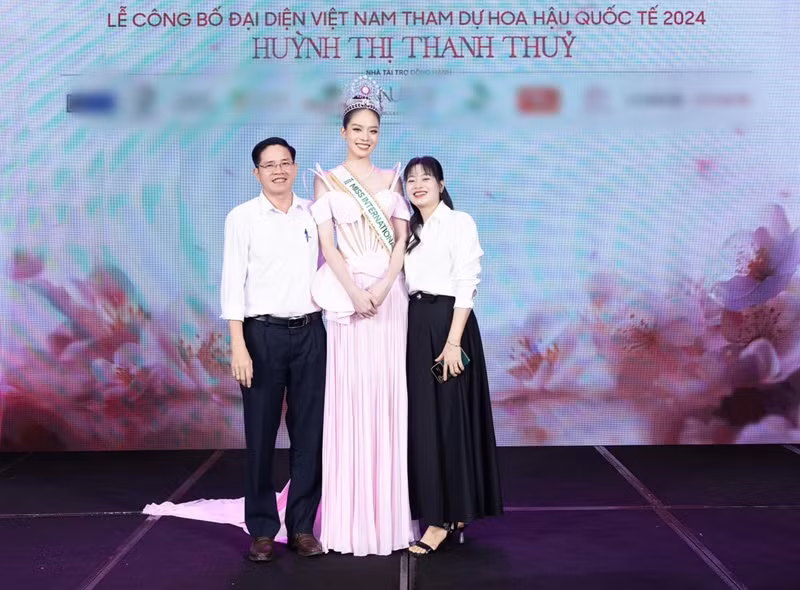 Trong buổi lễ được trao sash đại diện Việt Nam thi Hoa hậu Quốc tế 2024, Thanh Thủy hạnh phúc khi bố mẹ có mặt. Ảnh: FB Thanh Thủy.